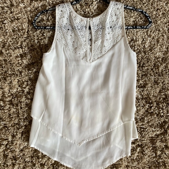 Fancy white shirt with lace design lining - Picture 2 of 2